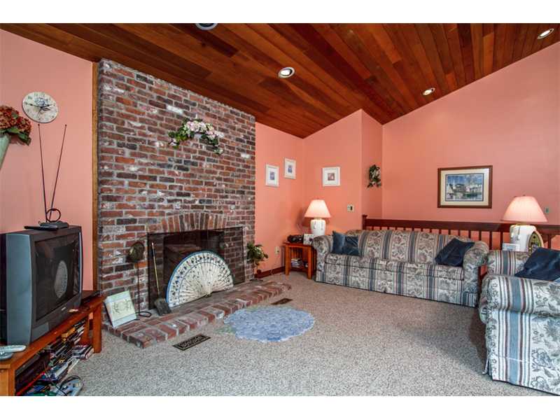 122 Conch Road Narragansett, RI 02882 - Photo 4 of 25 Living Room.
