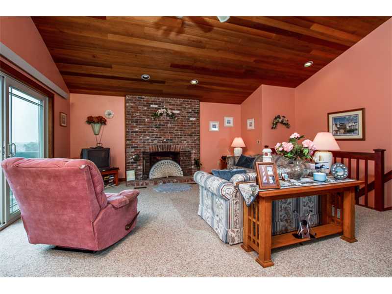 122 Conch Road Narragansett, RI 02882 - Photo 5 of 25 Living Room.