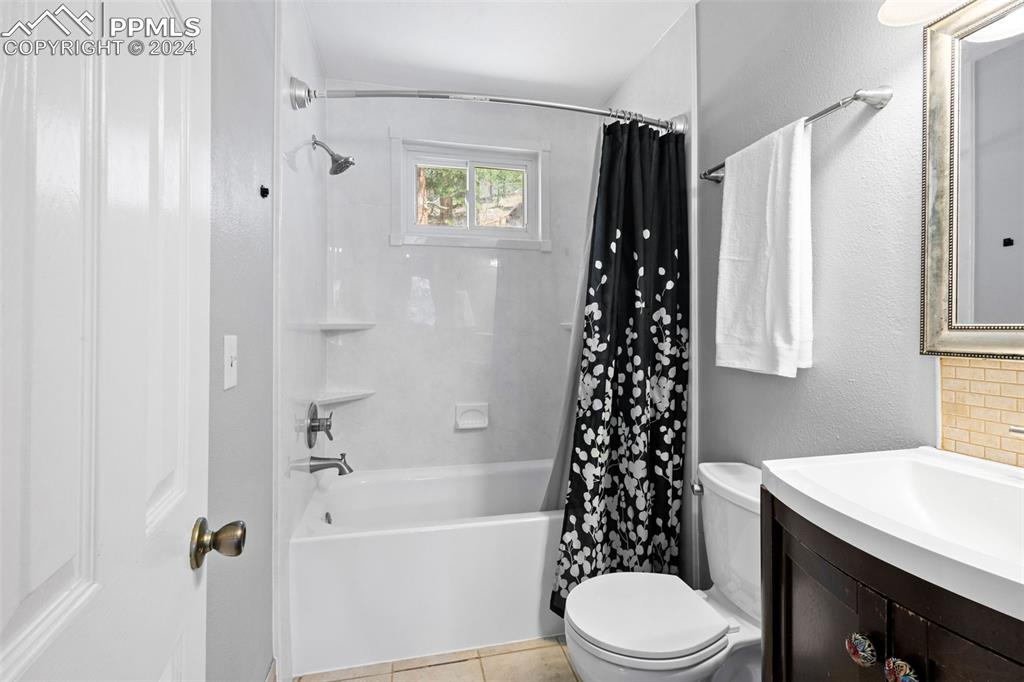 8228 Highway 24 Cascade, CO 80809 - Photo 11 of 34 a bathroom with a toilet a sink and a bathtub