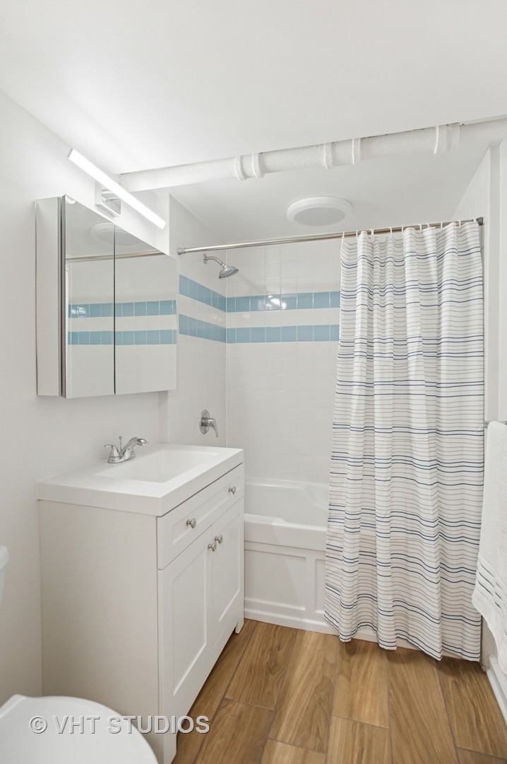 550 West Brompton Avenue, Unit 1S Chicago, IL 60657 - Photo 21 of 28 a bathroom with a sink and a mirror