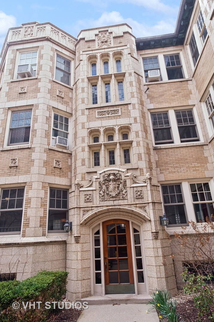 550 West Brompton Avenue, Unit 1S Chicago, IL 60657 - Photo 3 of 28 a front view of a building