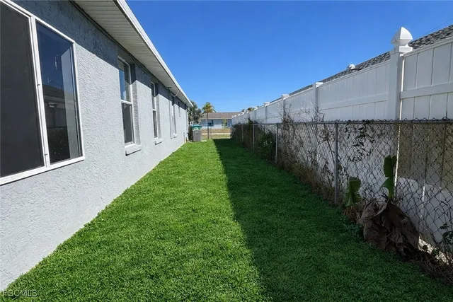 a view of a back yard