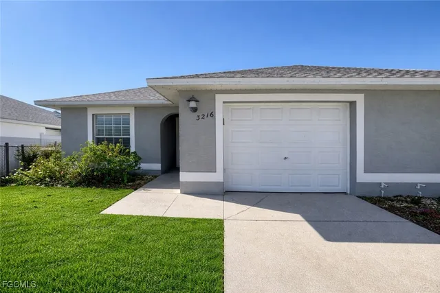 a view of a house with a yard