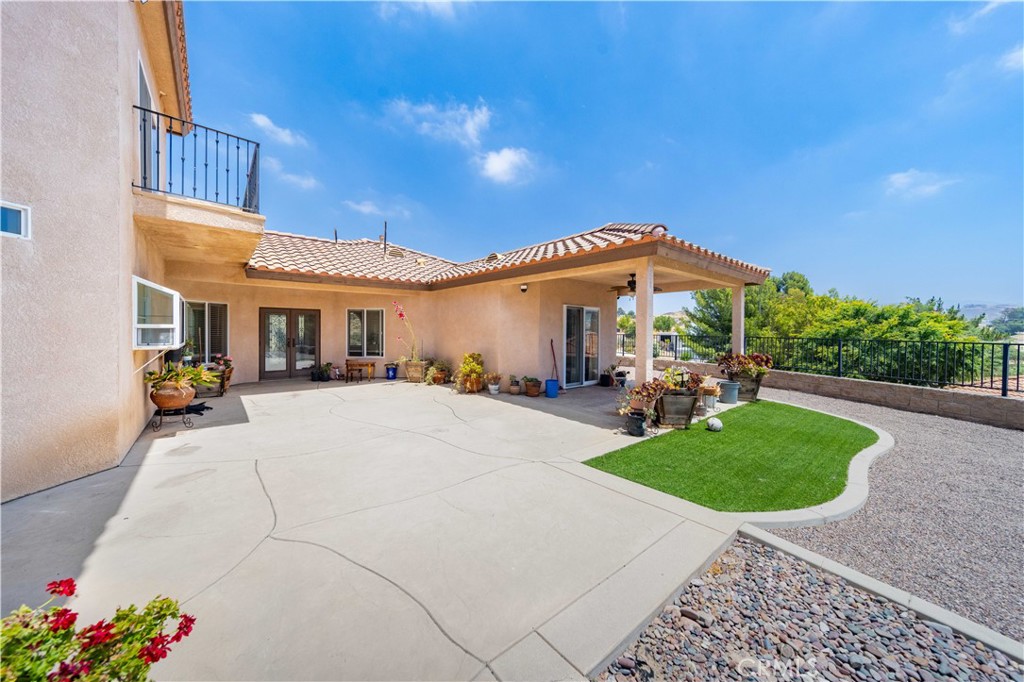 13675 Davenport Road Agua Dulce, CA 91390 - Photo 49 of 51 Courtyard