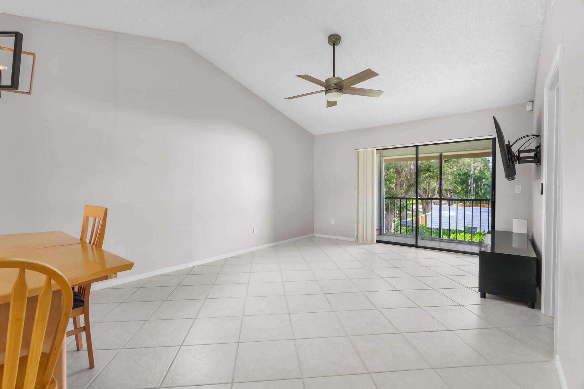 5201 West Club Circle, Unit 203 Boca Raton, FL 33487 - Photo 9 of 28 DSC06199
