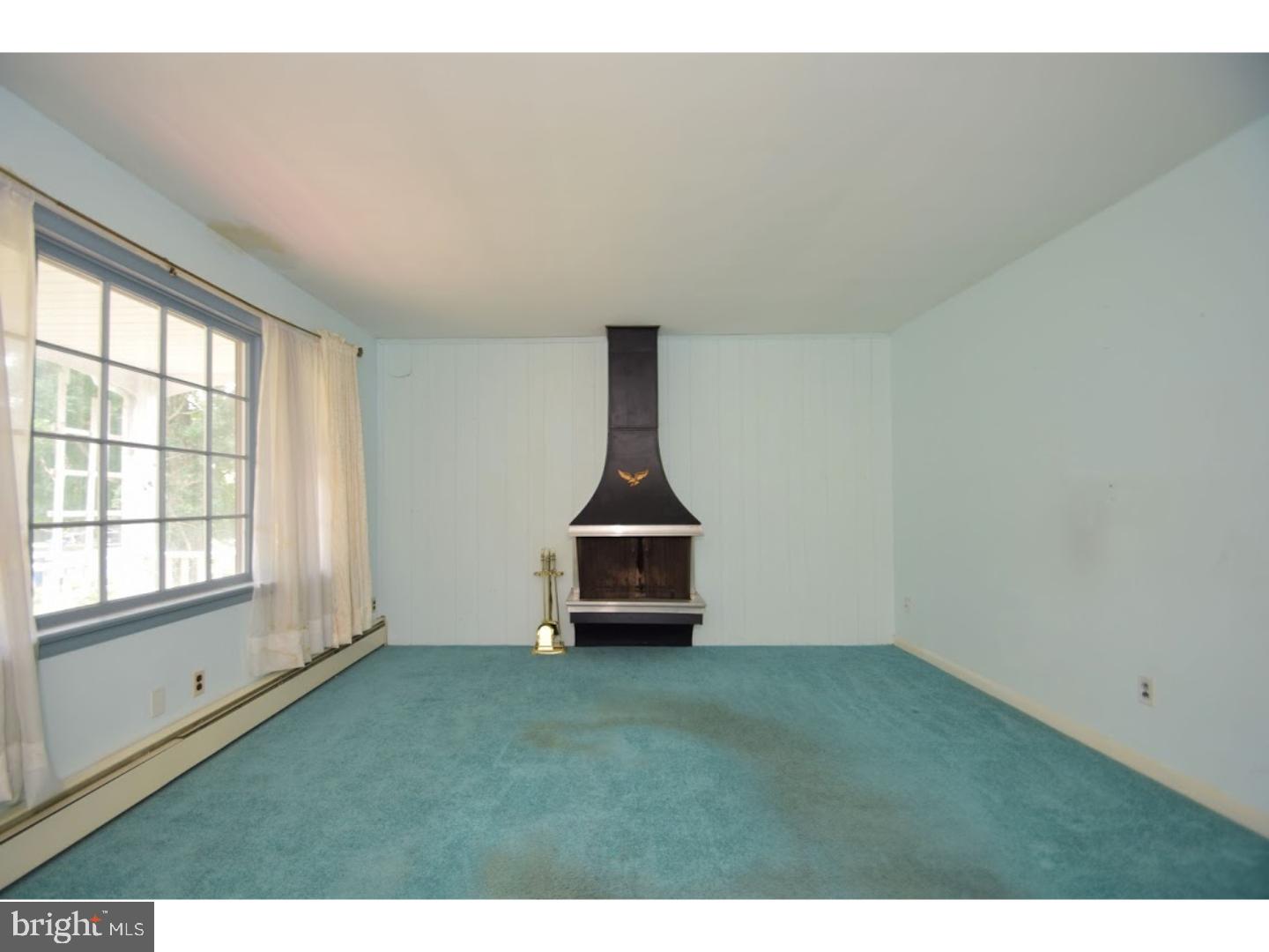 302 Crestview Road Lansdale, PA 19446 - Photo 3 of 25 Living Room