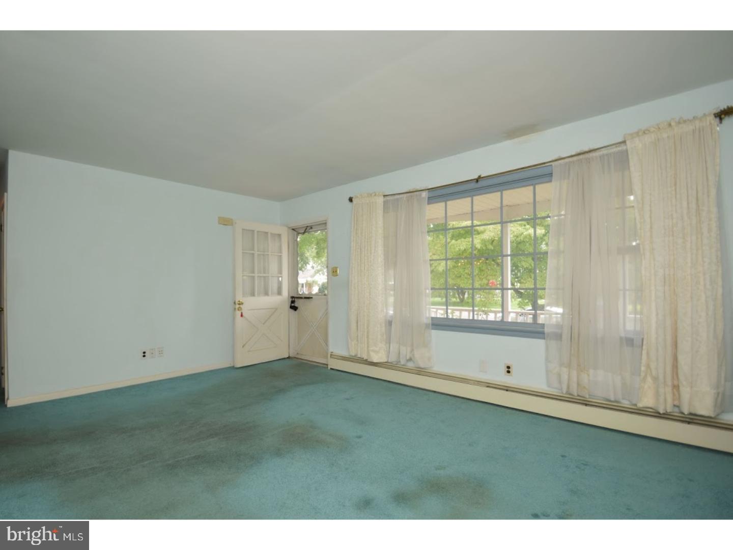 302 Crestview Road Lansdale, PA 19446 - Photo 4 of 25 Living Room