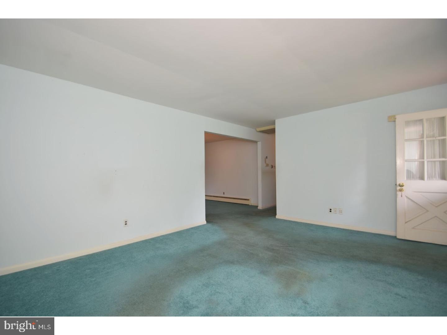 302 Crestview Road Lansdale, PA 19446 - Photo 5 of 25 Living Room