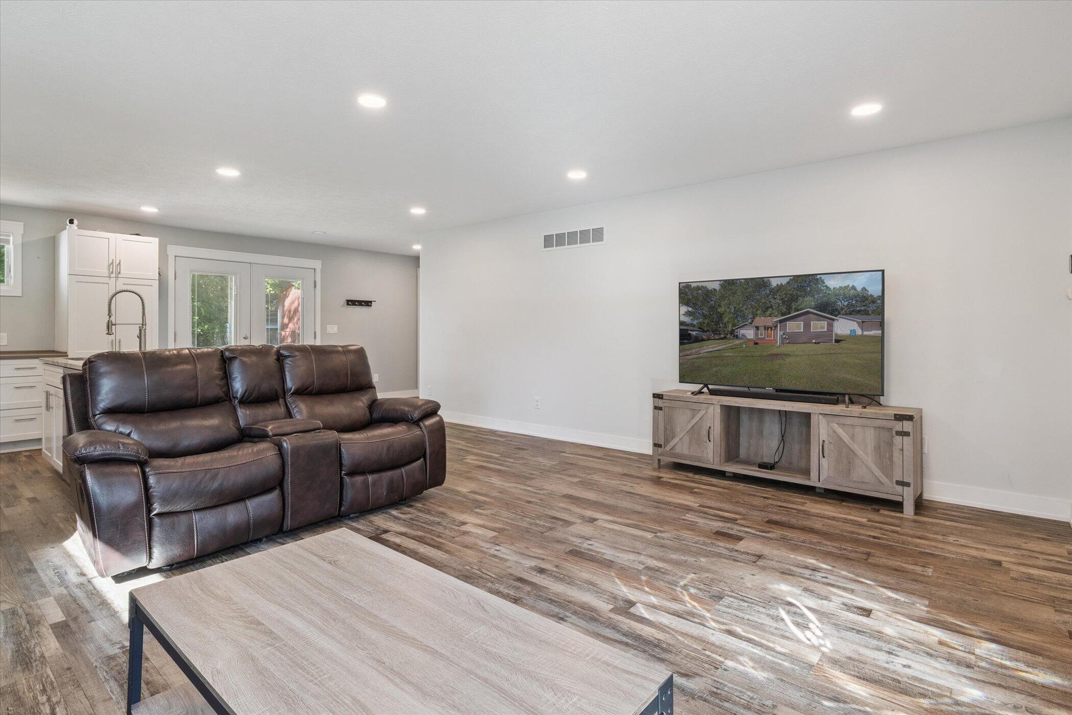 1394 Huntly Road Niles, MI 49120 - Photo 8 of 37 Livingroom