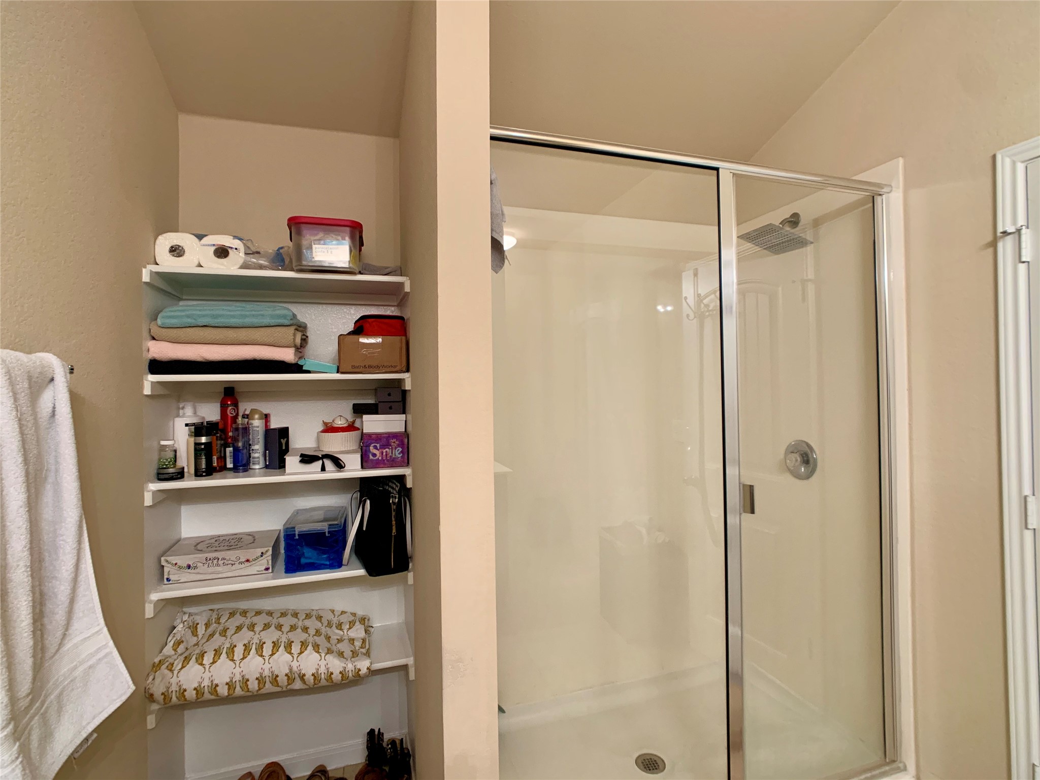 5721 Roderick Drive Austin, TX 78724 - Photo 18 of 26 Bathroom with a shower stall