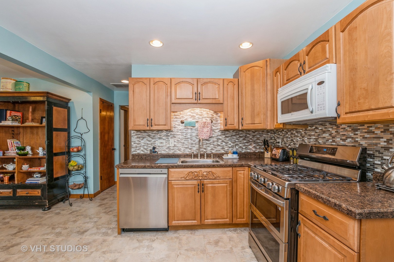 10743 Lombard Avenue Chicago Ridge, IL 60415 - Photo 6 of 20 a kitchen with stainless steel appliances granite countertop a stove and a sink