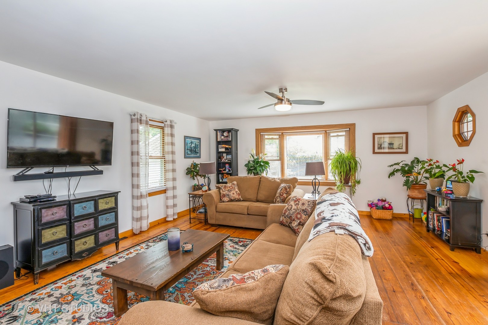 10743 Lombard Avenue Chicago Ridge, IL 60415 - Photo 10 of 20 a living room with furniture and a flat screen tv