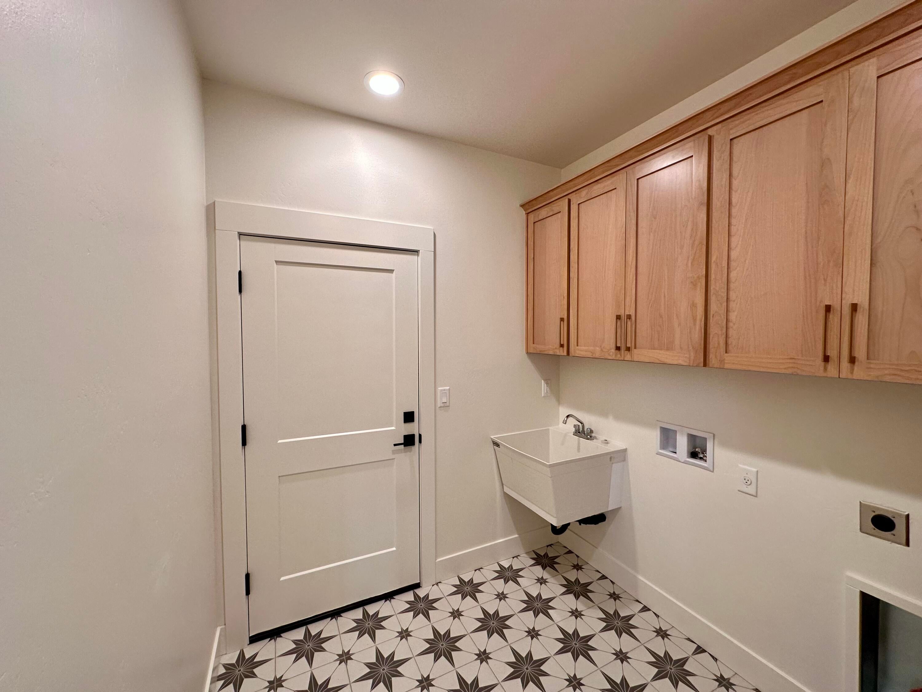 380 Randy Street Ashland, OR 97520 - Photo 16 of 43 Laundry Room