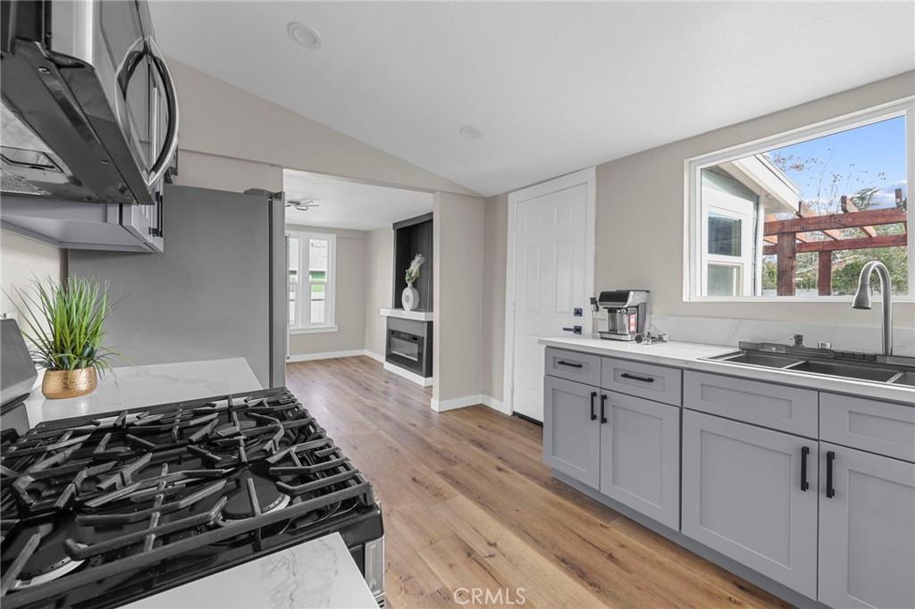 3875 Everest Avenue Riverside, CA 92503 - Photo 6 of 16 Kitchen