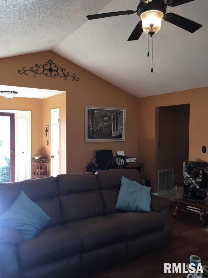 6572 Roberts Road Marion, IL 62959 - Photo 4 of 18 Gallery Image 4