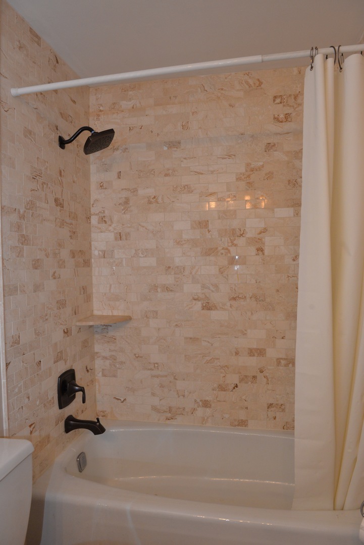 1605 East Central Road, Unit 203A Arlington Heights, IL 60005 - Photo 9 of 11 a bathroom with a bathtub
