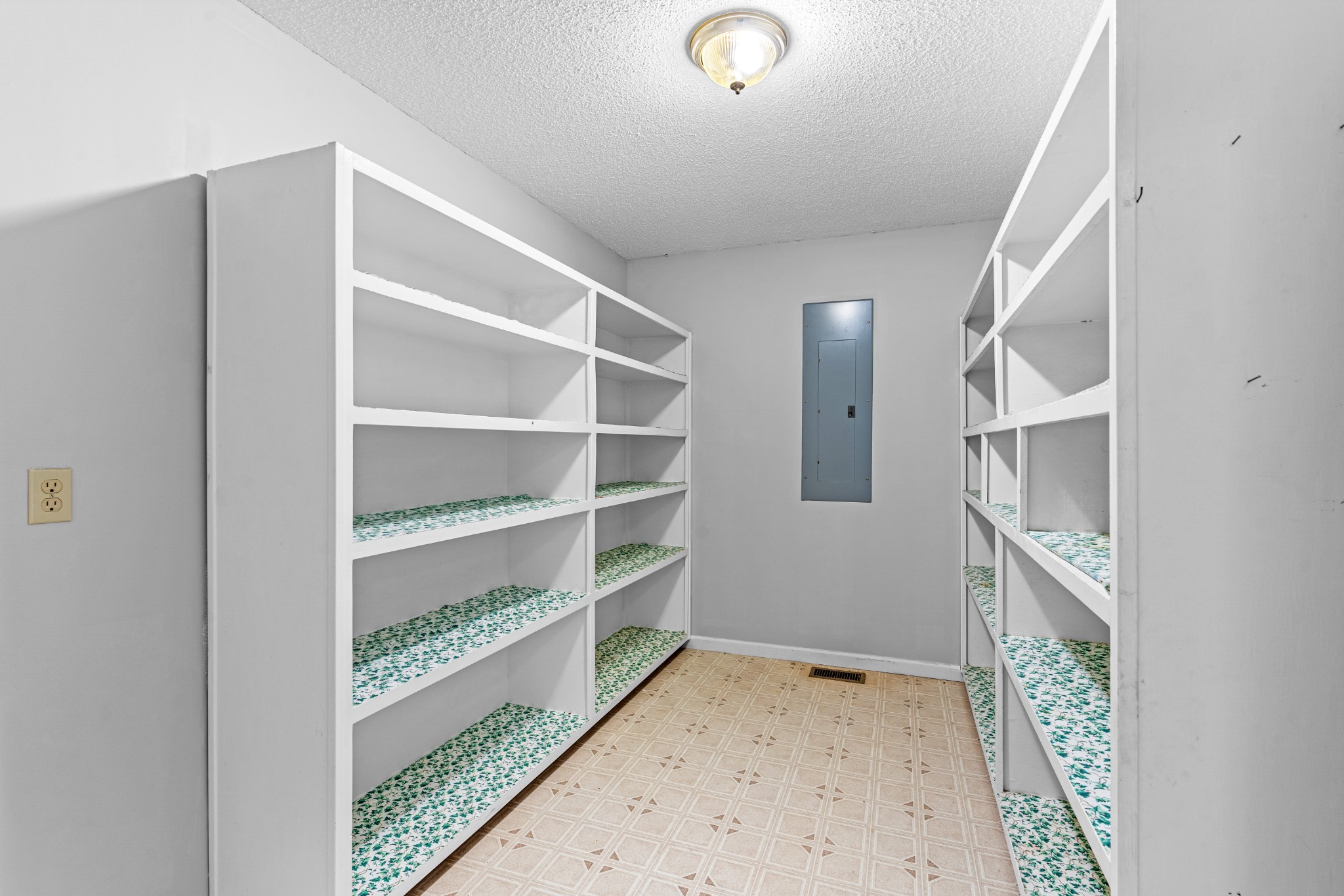 1235 Yell Road Lewisburg, TN 37091 - Photo 30 of 36 a view of an empty walk in closet