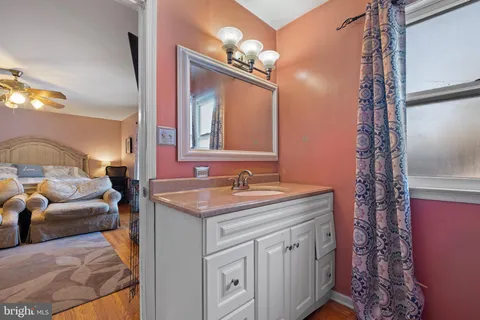 a en suite bathroom with a sink and a mirror