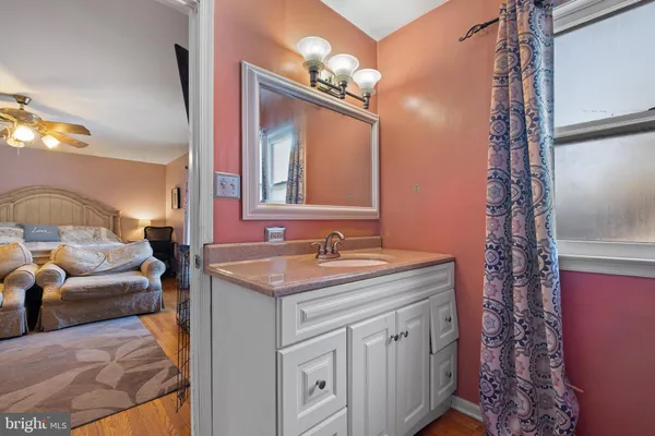 a en suite bathroom with a sink and a mirror