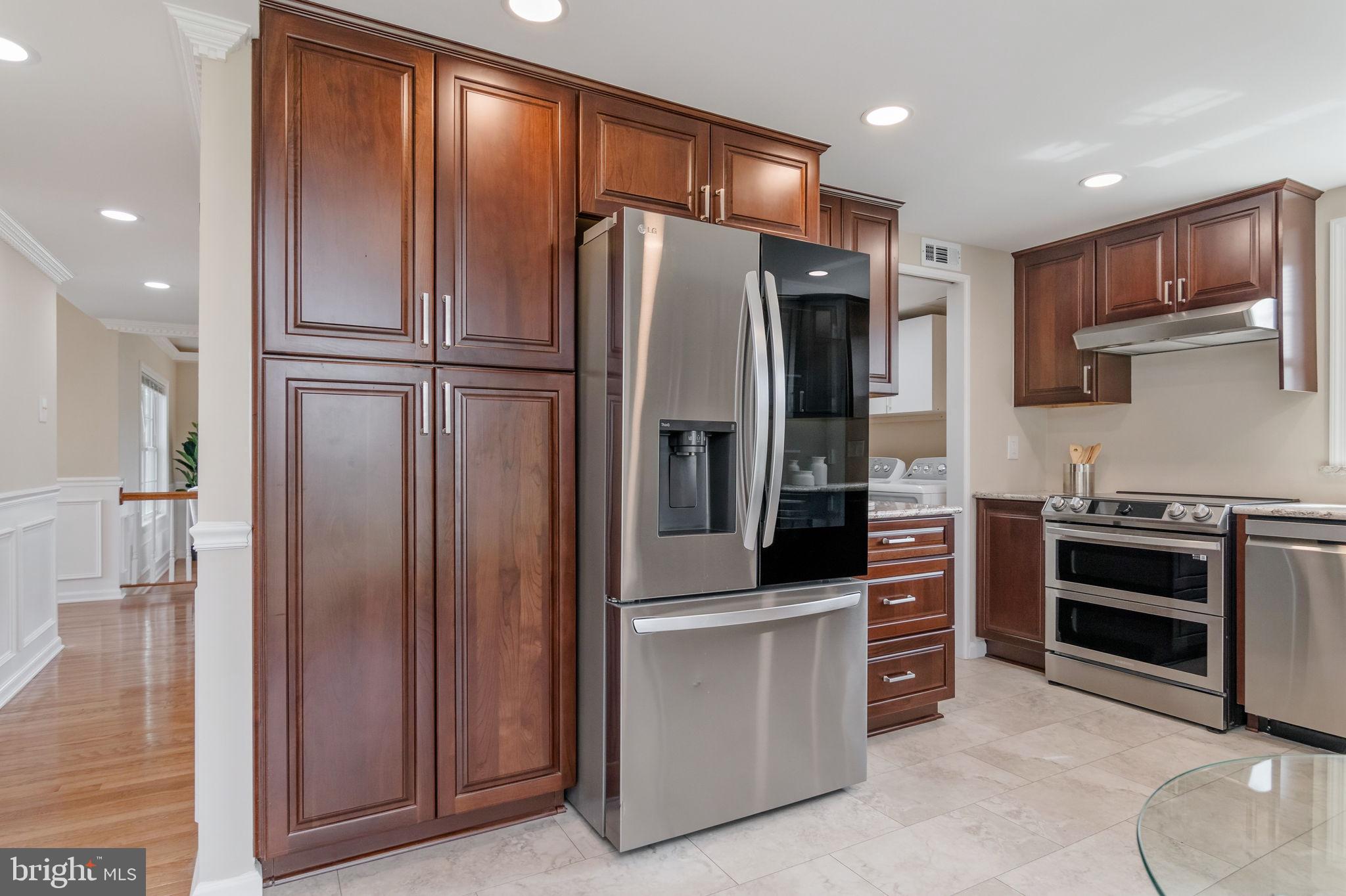123 South Fox Road Sterling, VA 20164 - Photo 5 of 31 Built-in Pantry & Cabs w/Drawers!