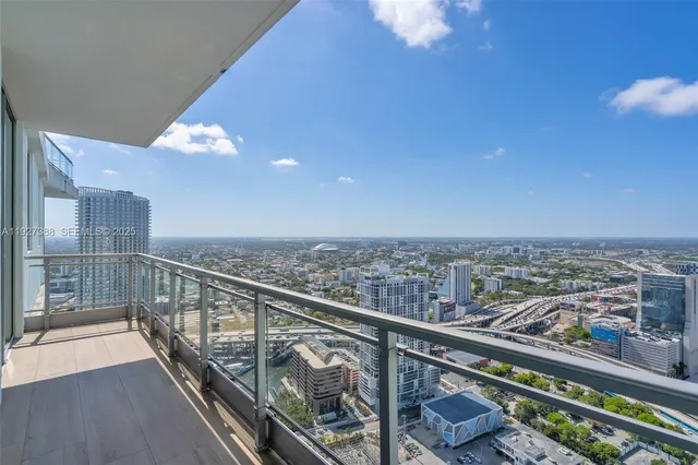 $18,000 | 92 Southwest 3rd Street, Unit 5204, Miami, FL 33130