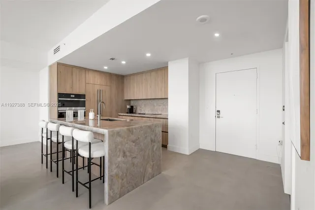 $18,000 | 92 Southwest 3rd Street, Unit 5204, Miami, FL 33130