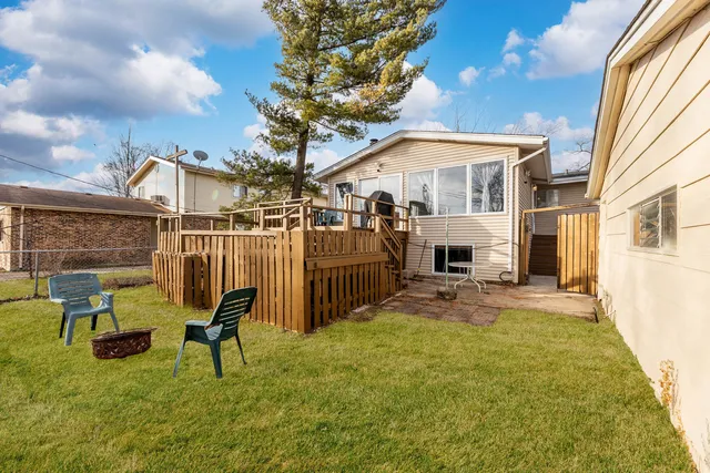a view of a house with back yard