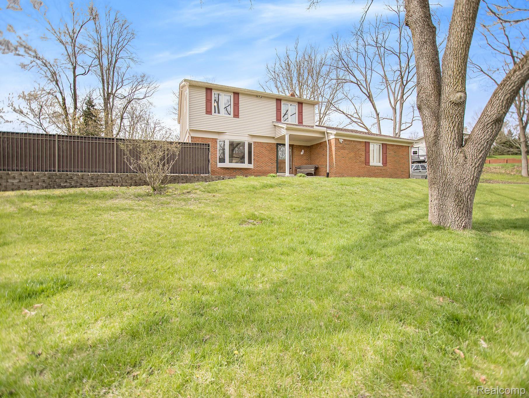 751 Edgewood Drive Rochester, MI 48306 - Photo 3 of 54 751 Edgewood Dr_45.jpg