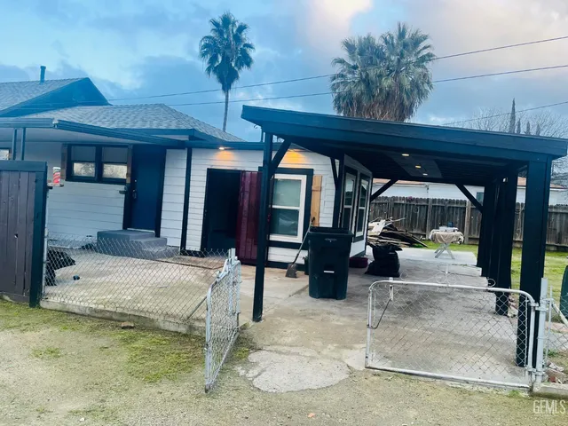 a view of a dinning table and chairs in patio