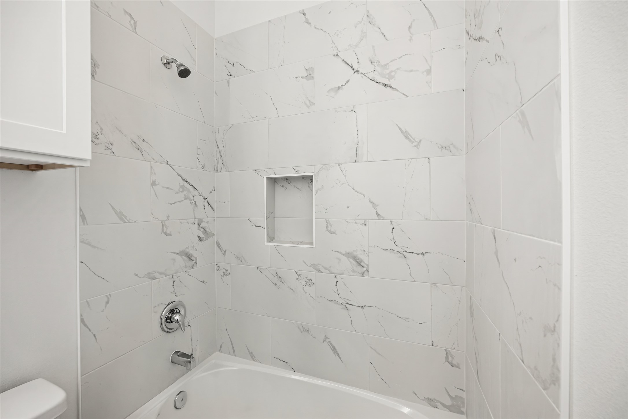 1546 Lombardy Street Houston, TX 77023 - Photo 12 of 15 a bathroom with a bathtub