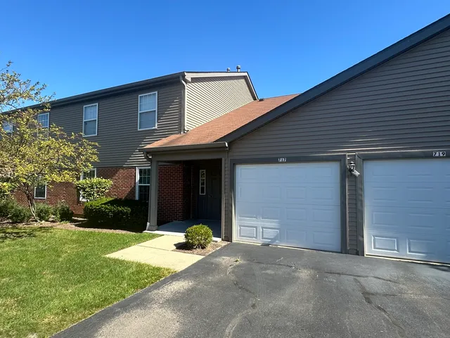 $2,000 | 717 East Whispering Oaks Drive, Unit 2RR, Palatine, IL 60074