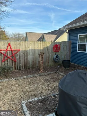 a view of a backyard