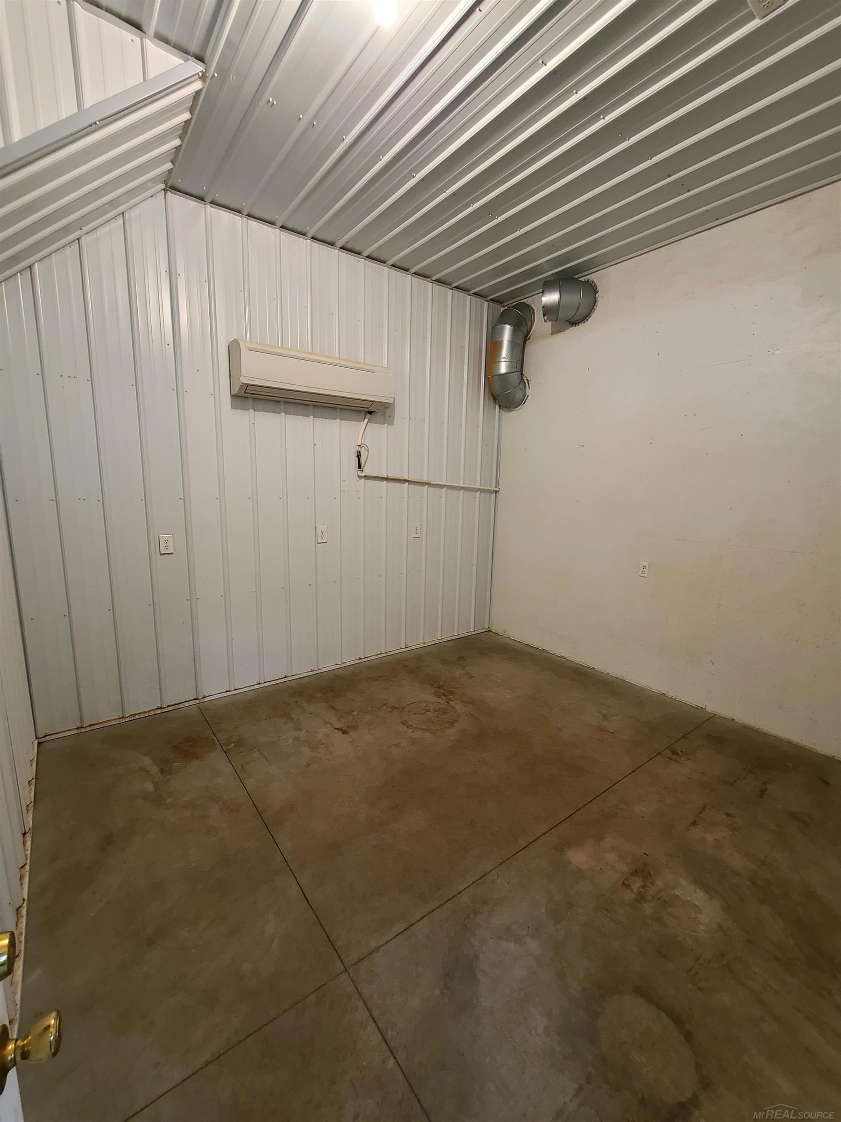 5173 Gleason Road Emmett, MI 48022 - Photo 35 of 50 50091053-34.JPG