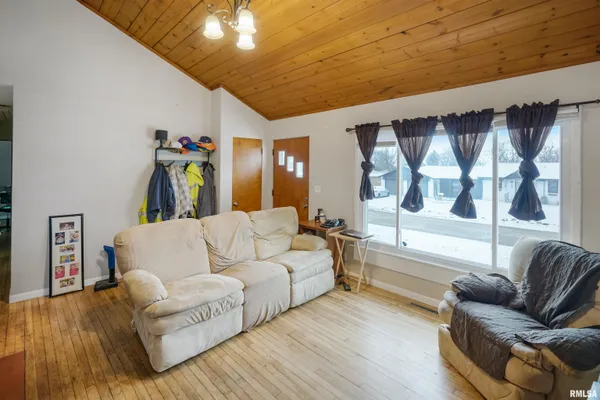 $129,900 | 15231 North Von Achen Drive, Chillicothe, IL 61523