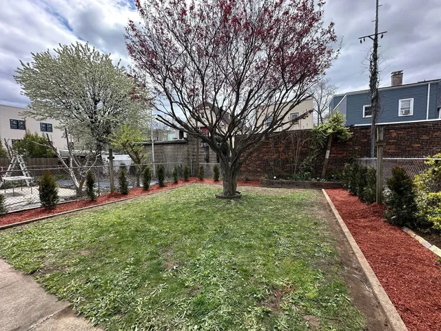 a view of yard with green space