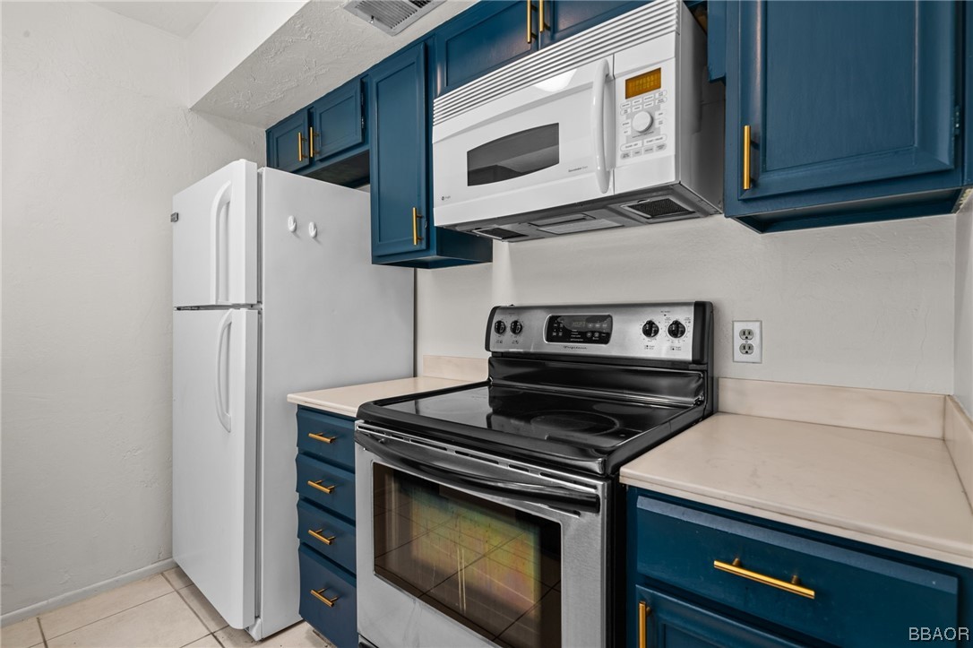 1050 Ramon Road, Unit 8 Palm Springs, CA 92264 - Photo 8 of 31 a kitchen with a stove and a microwave
