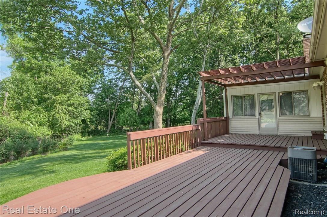 784 Harlan Court Rochester, MI 48307 - Photo 26 of 29 Deck.jpg