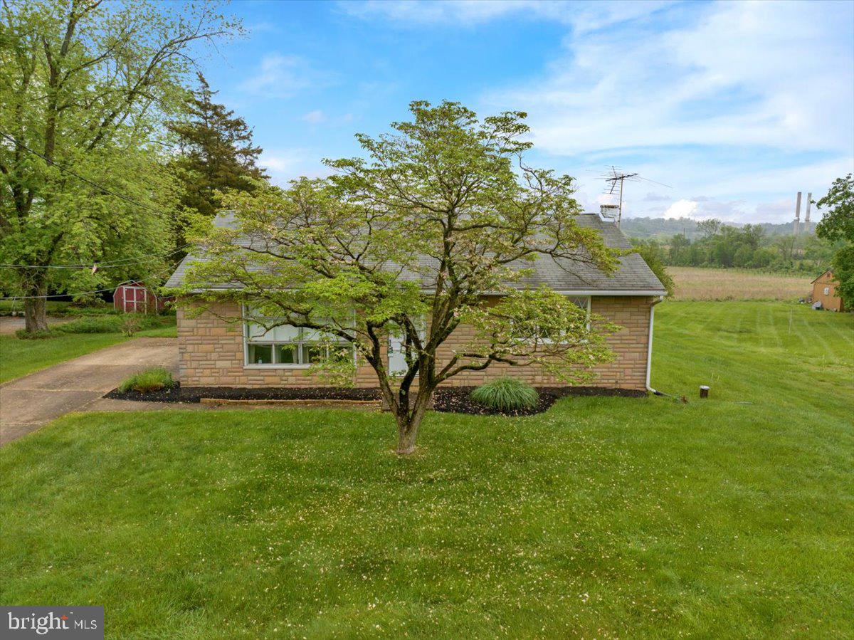 921 Spring City Road Phoenixville, PA 19460 - Photo 3 of 47