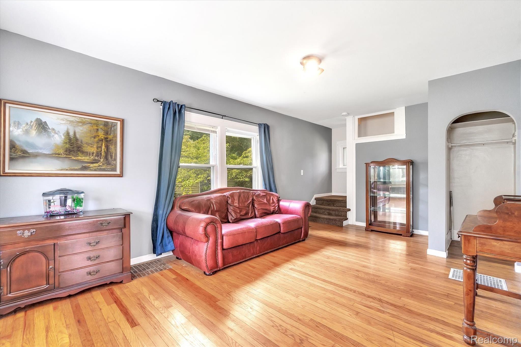 704 West Silver Lake Road Fenton, MI 48430 - Photo 3 of 16 4 Living Room.jpg