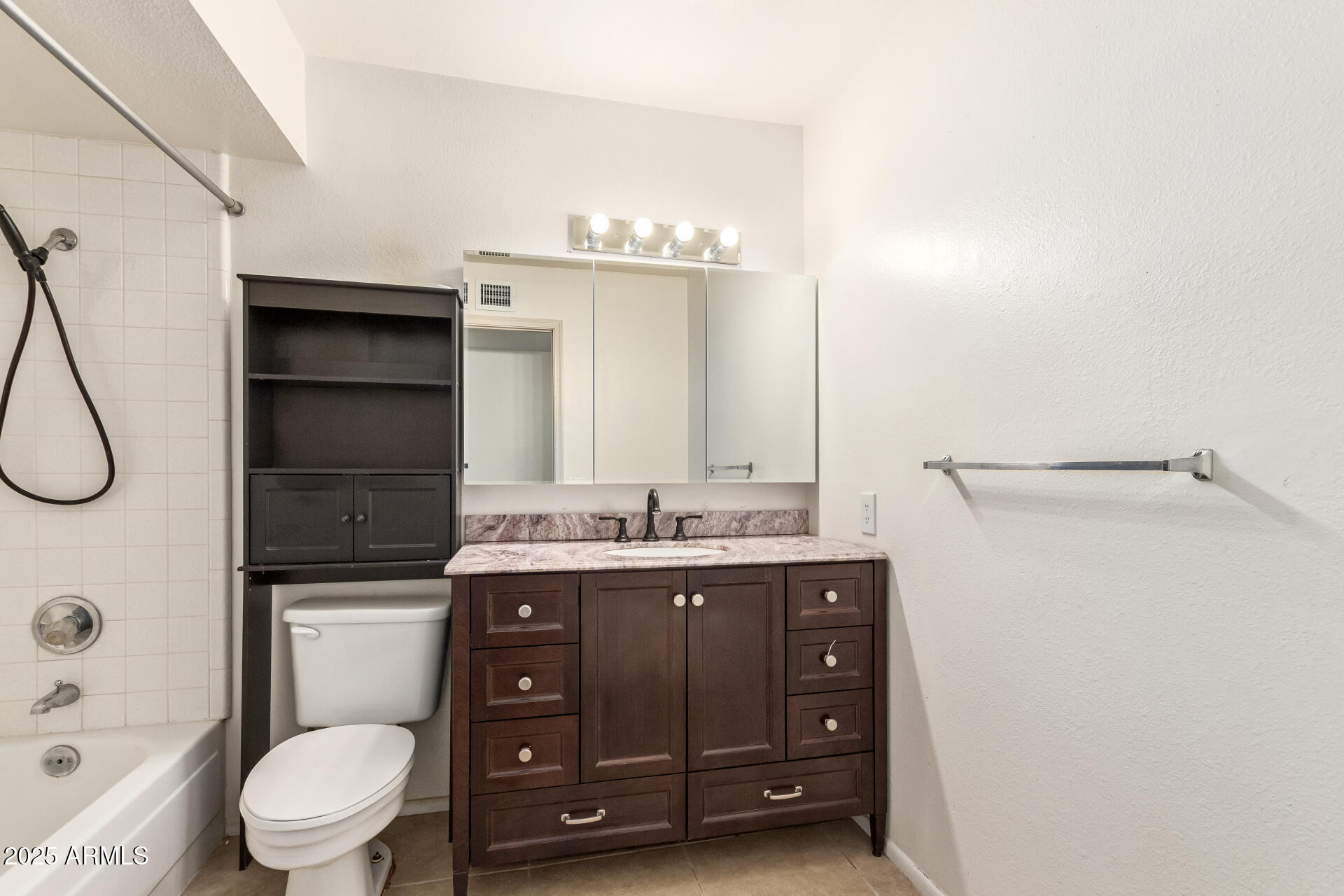 4444 West Evans Drive Glendale, AZ 85306 - Photo 18 of 35 Guest Bathroom