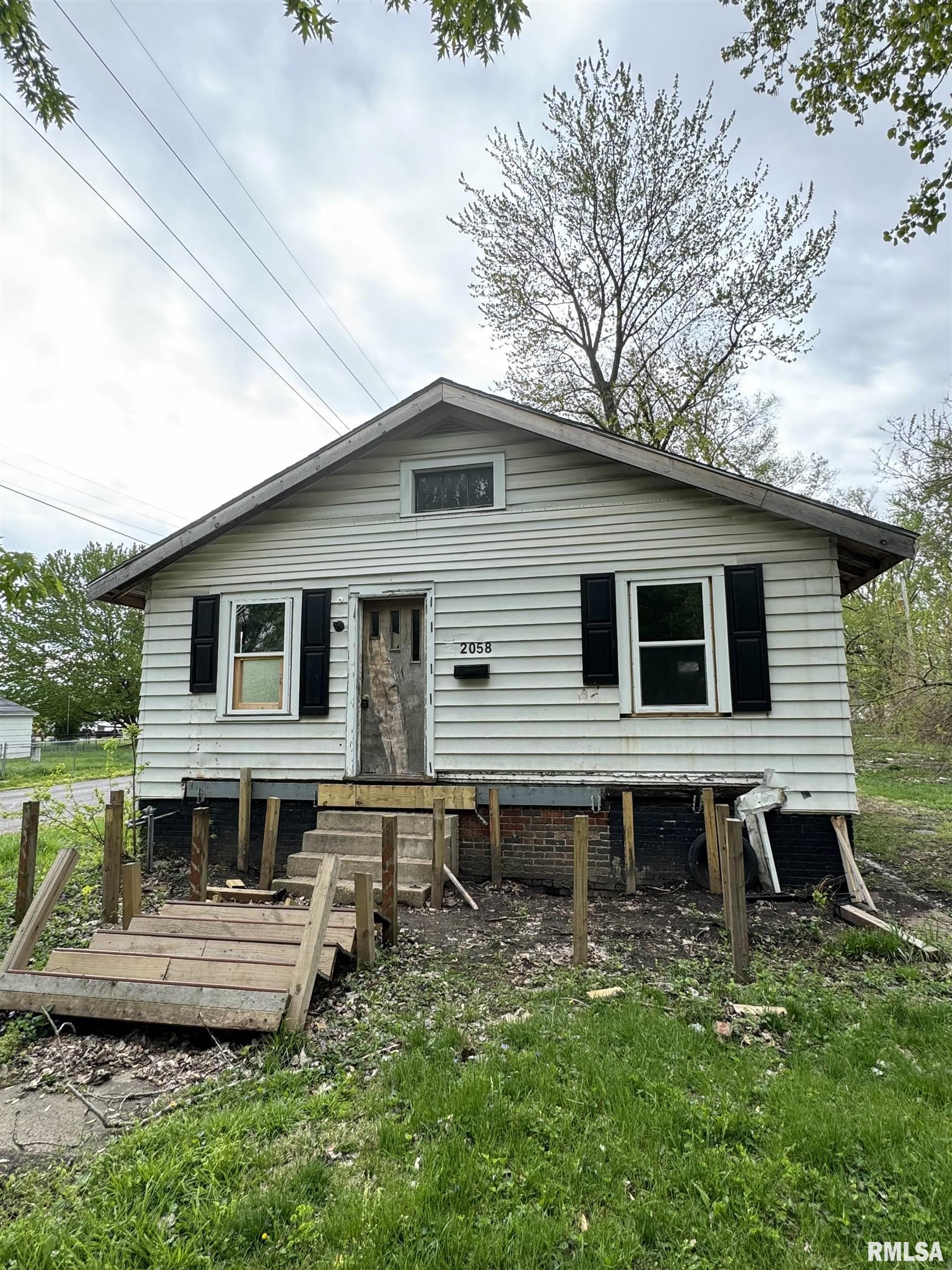 2058 East Jackson Street Springfield, IL 62703 - Photo 1 of 8
