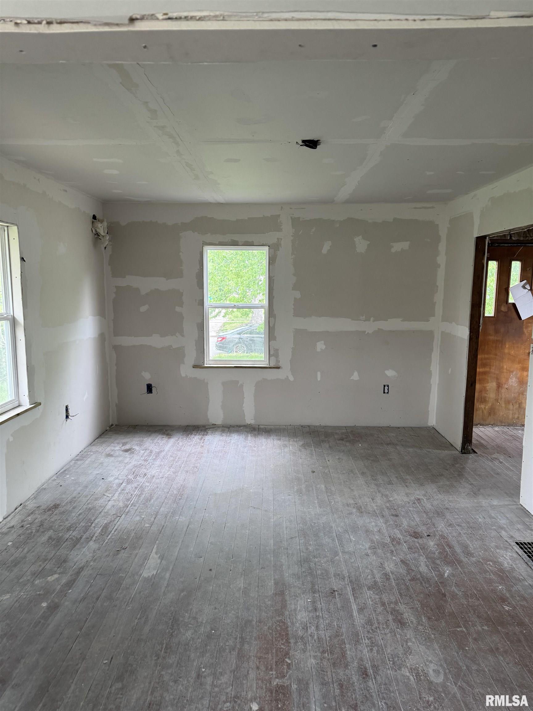 2058 East Jackson Street Springfield, IL 62703 - Photo 2 of 8