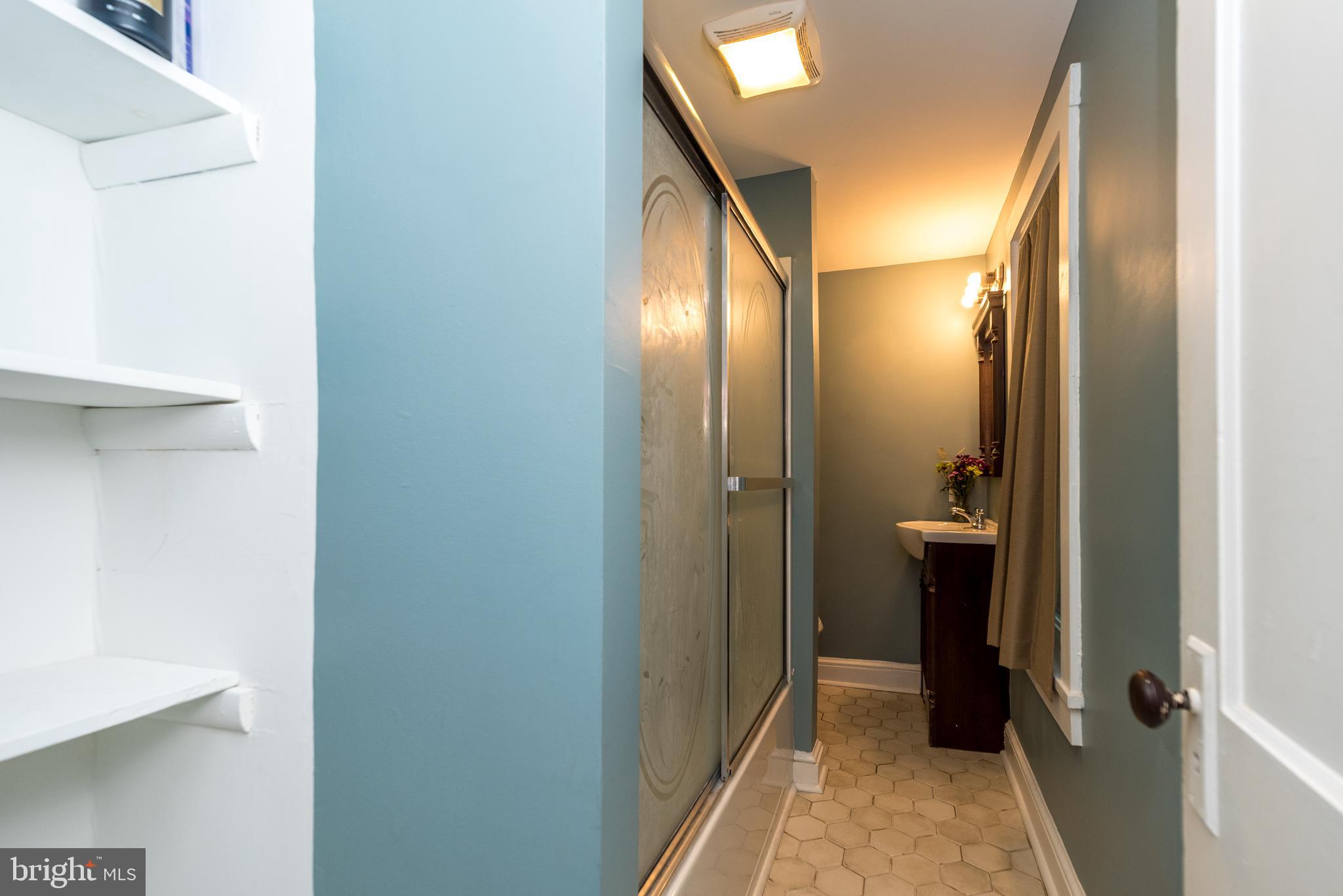 404 Dresher Road, Unit C Horsham, PA 19044 - Photo 12 of 25 Second floor full bath with tub shower.