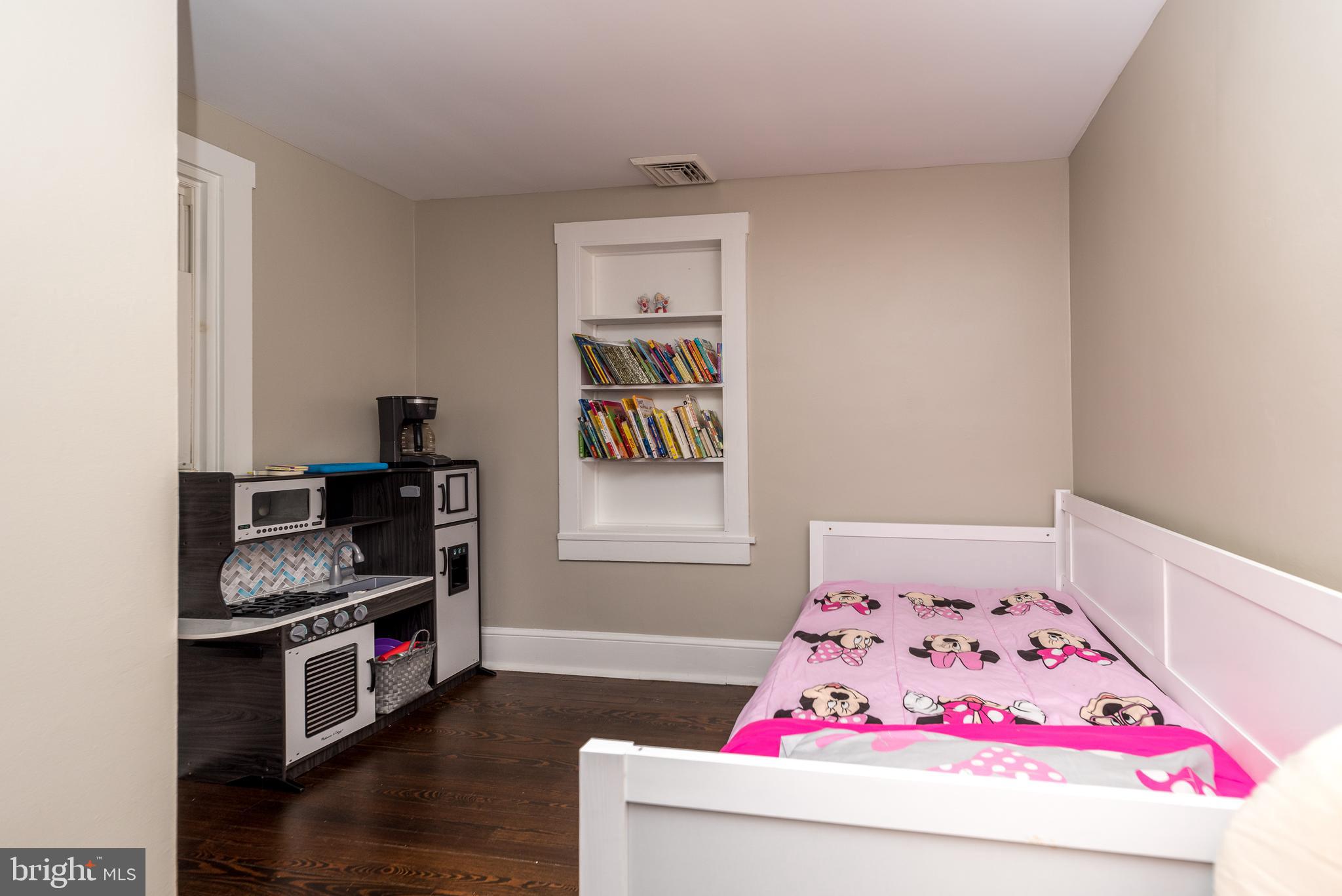 404 Dresher Road, Unit C Horsham, PA 19044 - Photo 15 of 25 Bedroom #2 with built-ins.