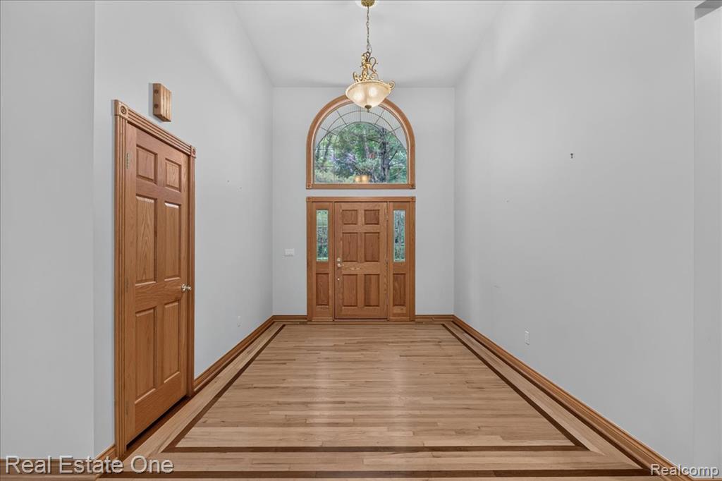 425 Courtney Road Leonard, MI 48367 - Photo 6 of 89 Gallery Image 6