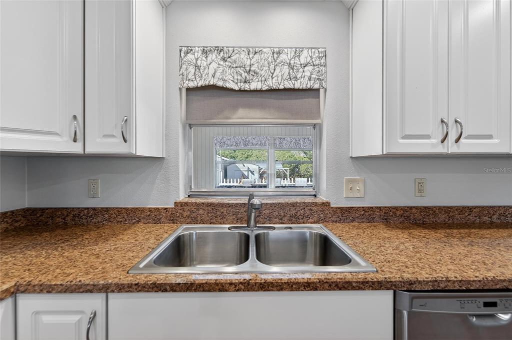 7333 Andre Drive Zephyrhills, FL 33541 - Photo 14 of 49