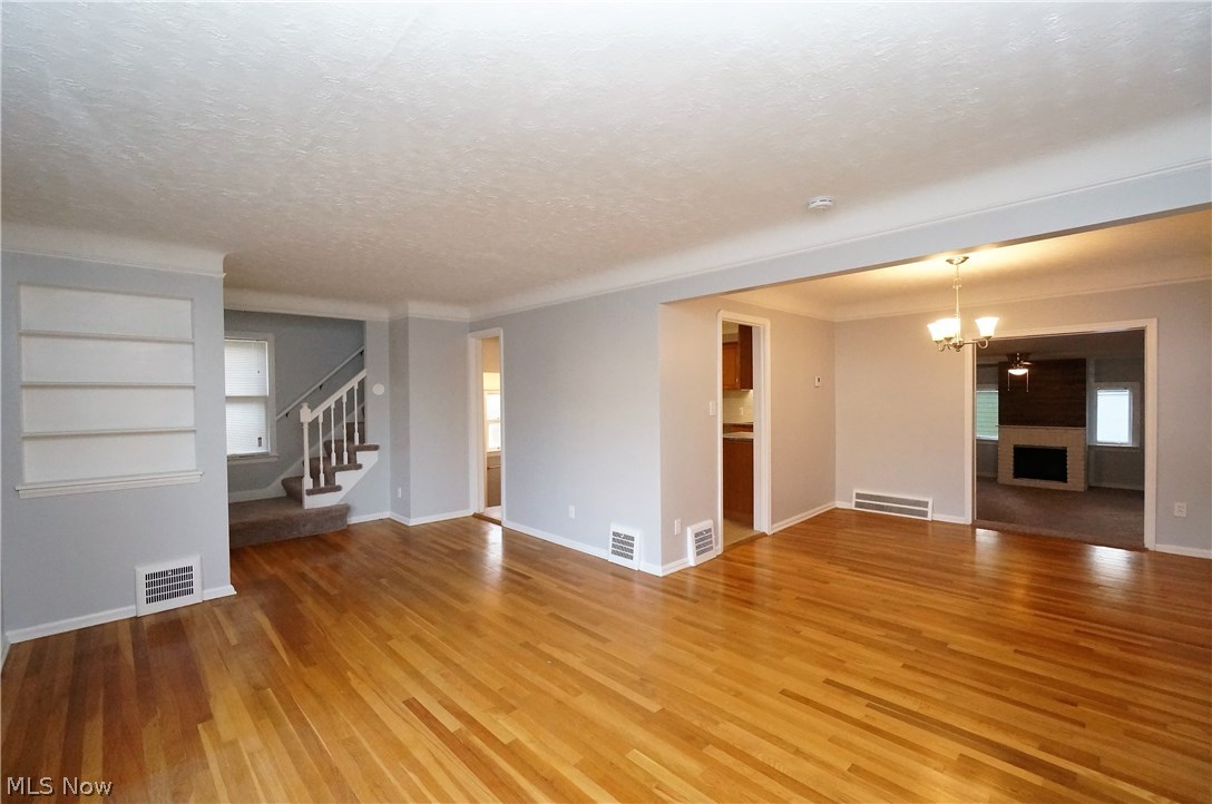 4063 Linnell Road Cleveland, OH 44121 - Photo 2 of 35