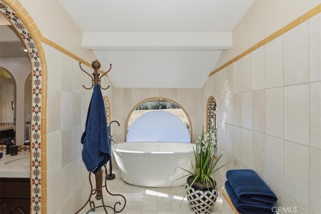 34575 Sycamore Springs Road Hemet, CA 92544 - Photo 27 of 65 Primary spa bath