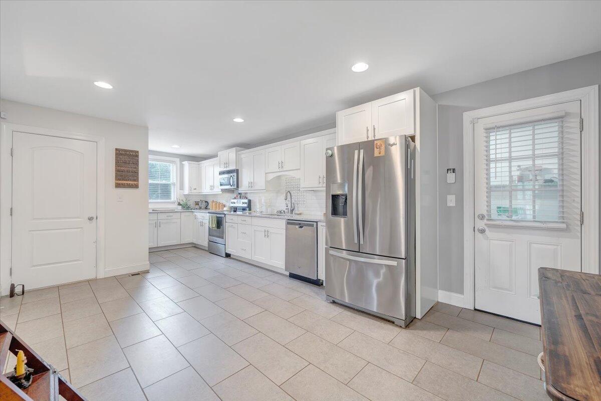 4515 Yellow Mountain Road Roanoke, VA 24014 - Photo 19 of 52 a kitchen with stainless steel appliances granite countertop a refrigerator sink and cabinets