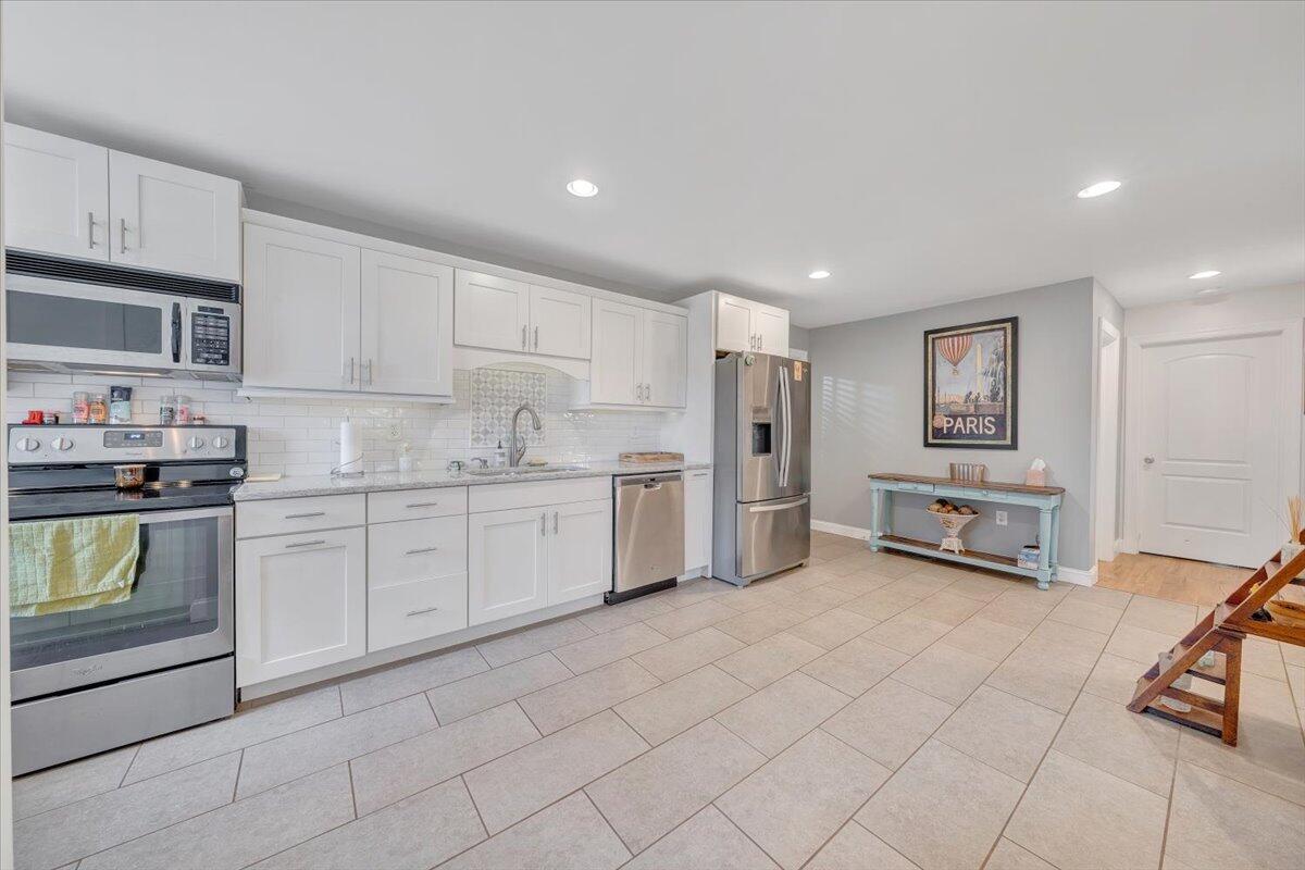 4515 Yellow Mountain Road Roanoke, VA 24014 - Photo 20 of 52 a kitchen with stainless steel appliances a stove a sink and a refrigerator